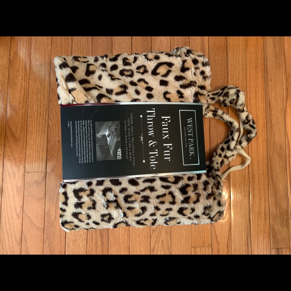Faux fur leopard print tote bag w/matching throw